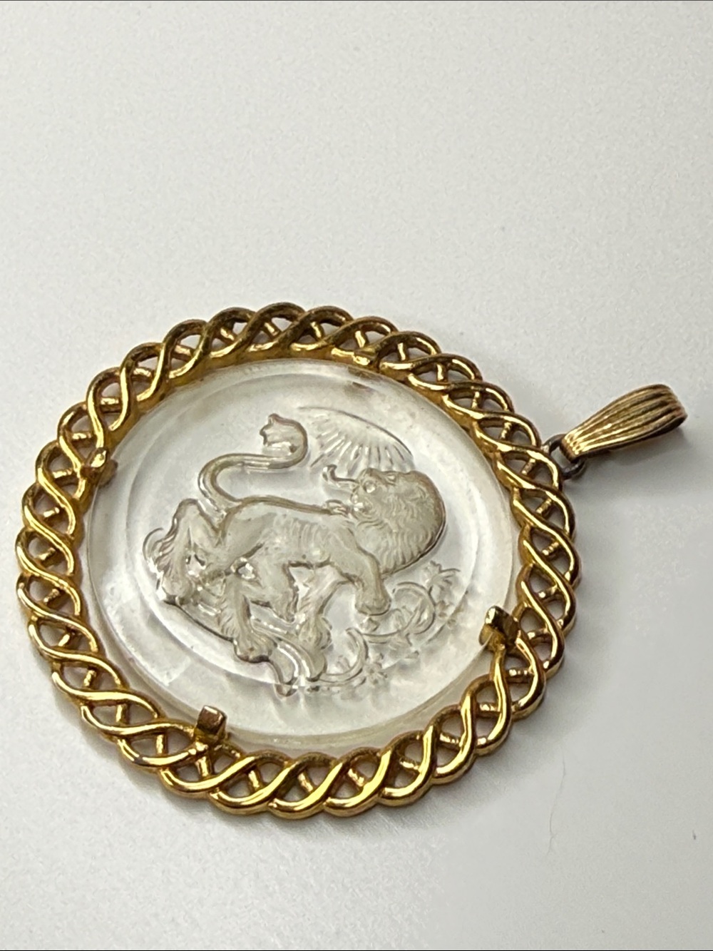 Vintage 12k gold filled unsigned crown trifari zodiac intaglio lion pendant
